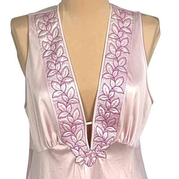 Vintage 70s Vanity Fair Pink Tricot Nylon Embroidered Floral Nightgown Size 36 - Picture 3 of 9